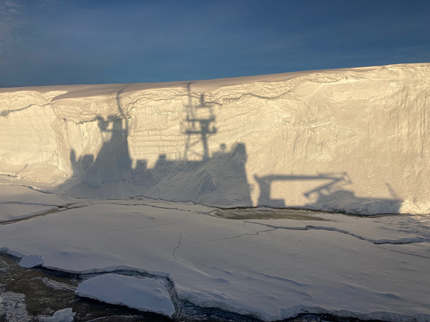 Polarstern an der Schelfeiskante